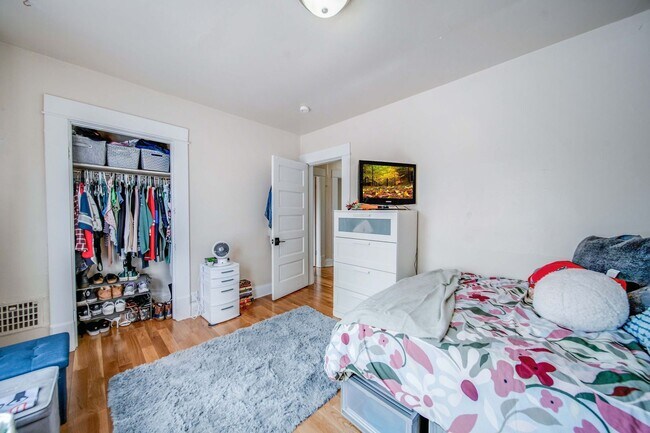 Building Photo - Ultimate 6-Bedroom House with Amazing Front Porch!