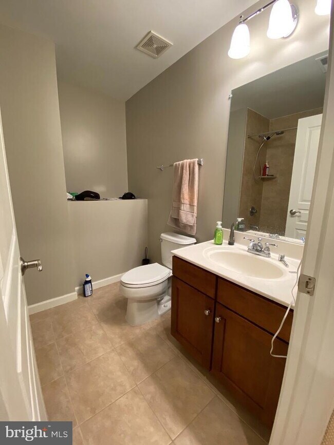 Building Photo - Bright & Spacious End-Unit Townhouse with Two-Car Garage!