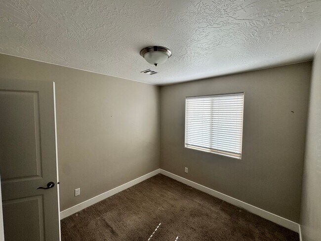 Building Photo - Desert Hills Townhome