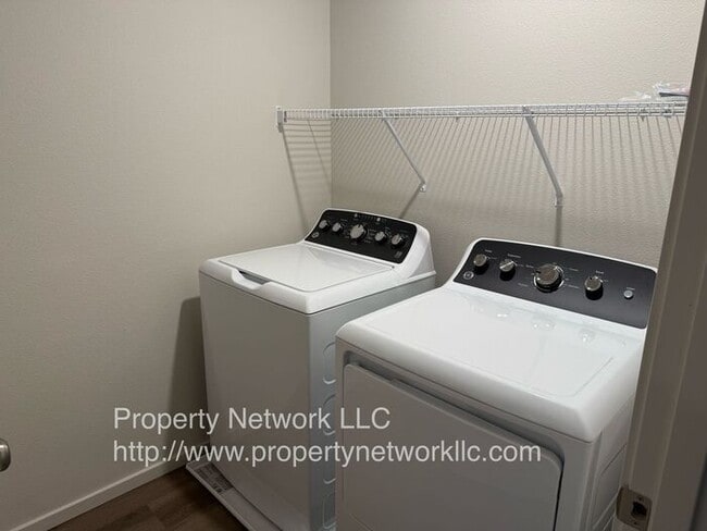 Building Photo - Great 3 Bedroom Gresham Townhouse