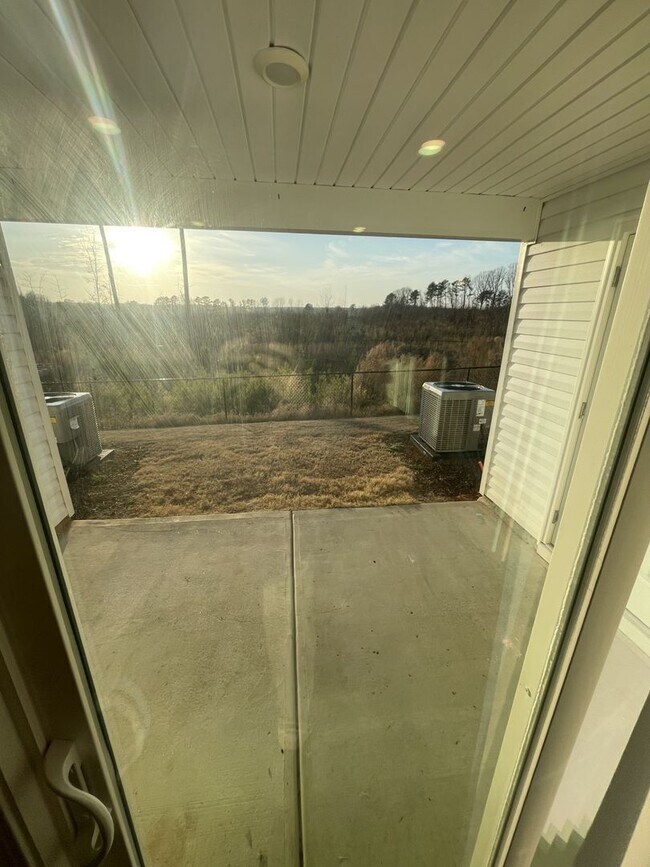 Building Photo - 2 bd 2.5 ba townhome