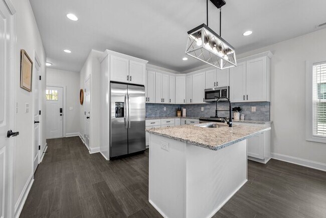 Building Photo - Salisbury Townhome w/ Garage