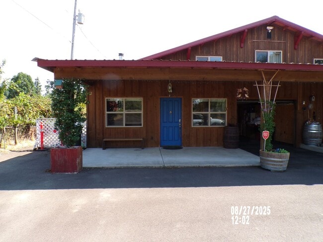 Building Photo - Quiet Country Home
