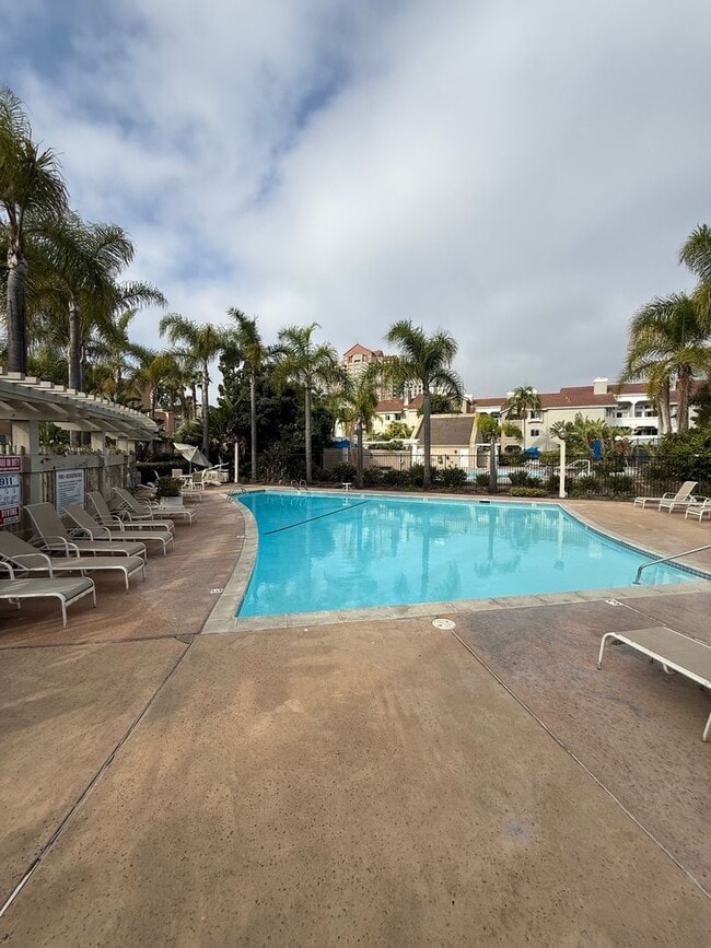Building Photo - Large 2 bedroom condo in well desired La Jolla area