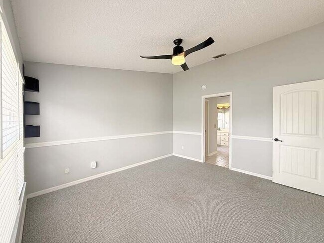 Building Photo - 1118 Hardwood Dr