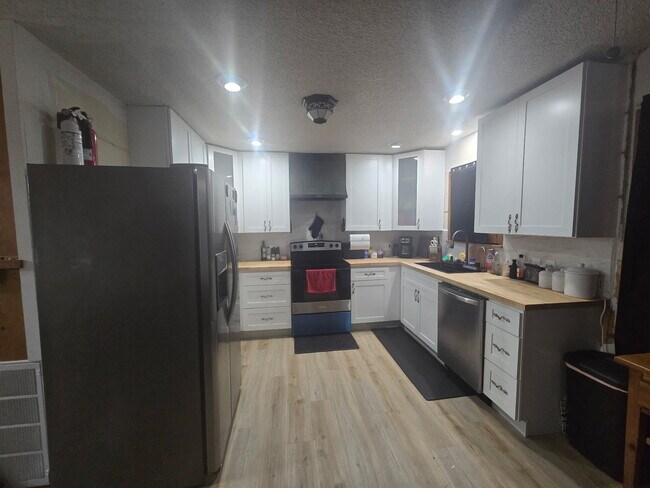 Building Photo - 1311 Patricia Dr