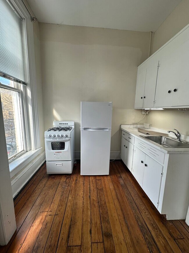 Building Photo - 708 Court St