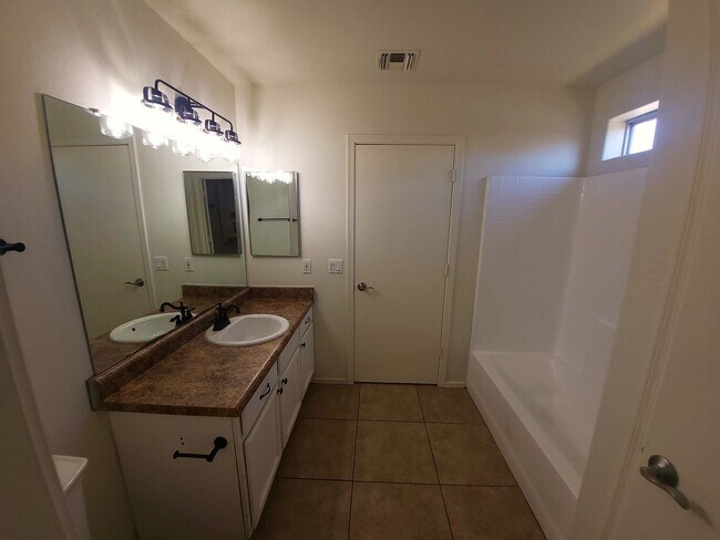 Building Photo - Spacious 3BR Phx Home for Rent!
