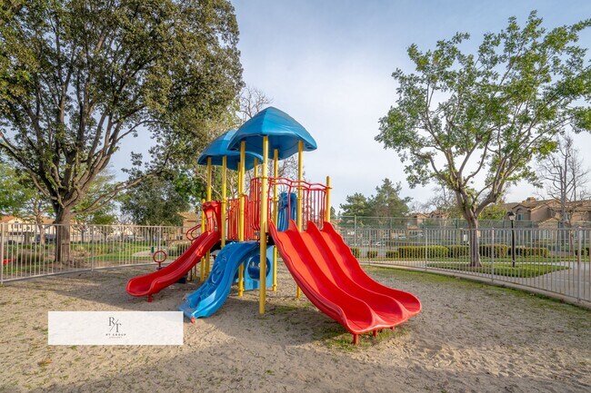 Building Photo - Bright Townhome in Sunset Community with Garage | Chino Valley USD