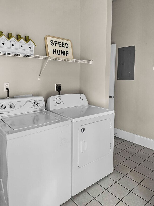 Building Photo - 50% off first months rent.  Open 3 bedroom...