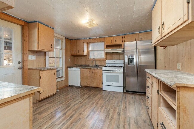 Building Photo - 2 Bedroom | 1 Bathroom | With a Large Deta...