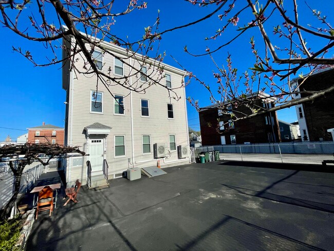 Building Photo - 18 Messenger St