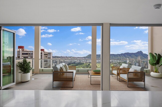 Building Photo - 555 University Ave