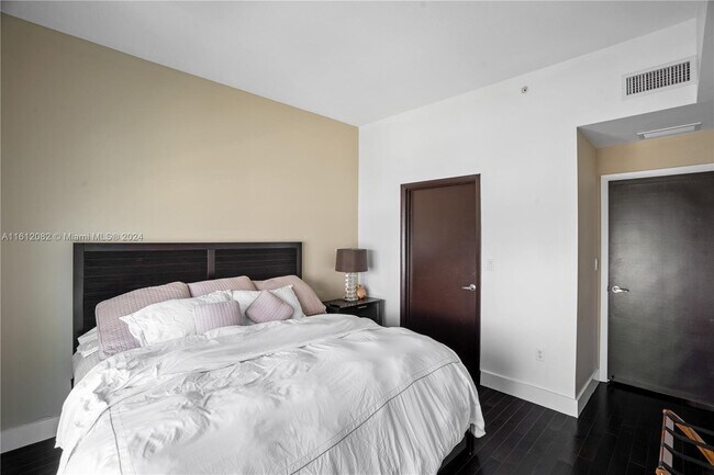 Building Photo - 1900 N Bayshore Dr