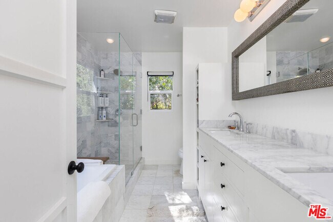 Building Photo - 3954 Redwood Ave