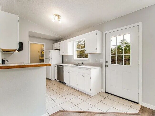 Building Photo - Renovated 2 bed 2 bath unit!