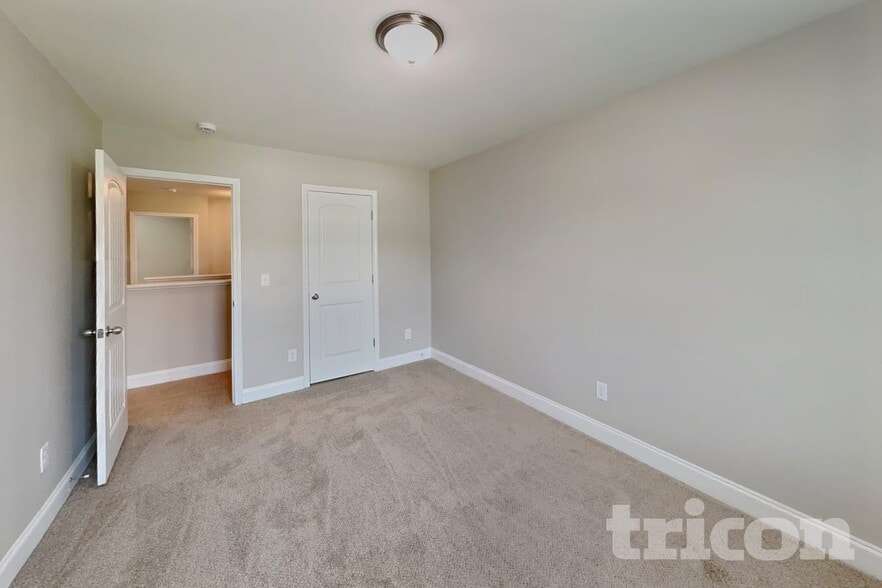 Building Photo - 163 Green Willow Dr