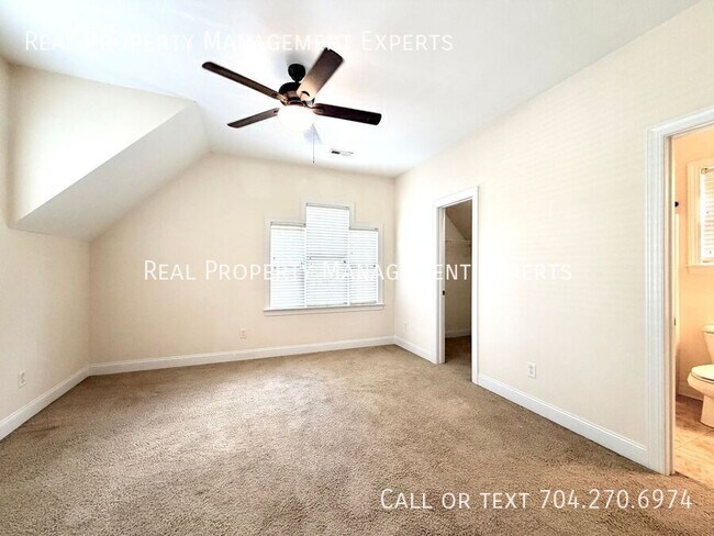 Building Photo - 319 Woodvale Pl