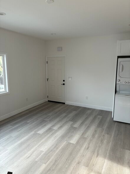 Building Photo - 14420 Kingsdale Ave