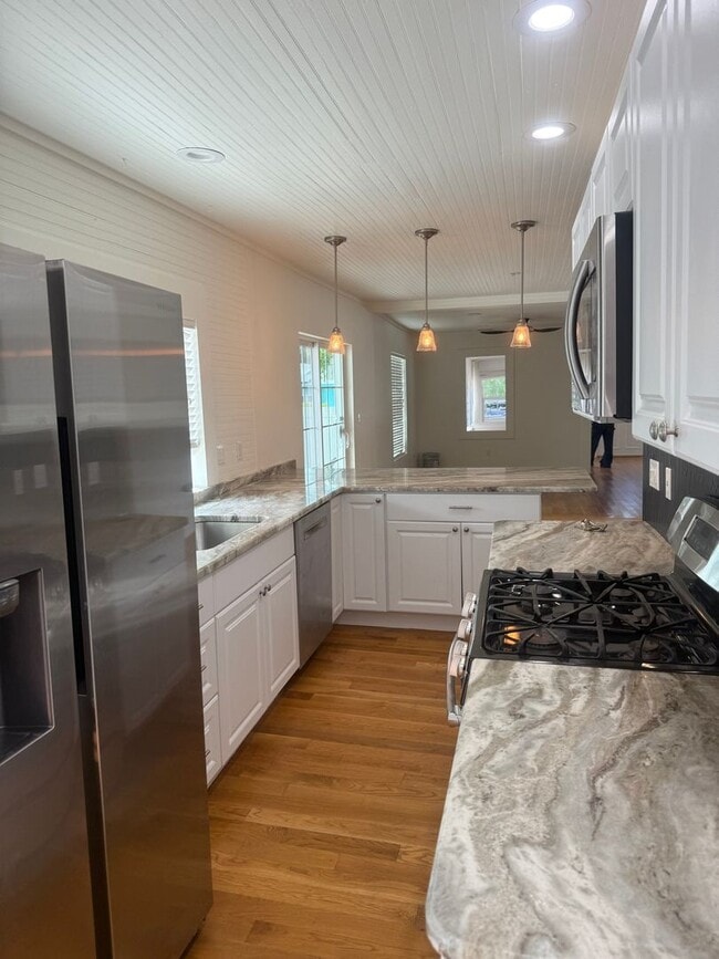 Building Photo - Updated Costal - Style home