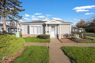 Building Photo - 2 Bedroom 1 Bath Ranch Style Home located in Quincy Park in Prospect Heights!