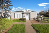 Building Photo - 2 Bedroom 1 Bath Ranch Style Home located in Quincy Park in Prospect Heights!