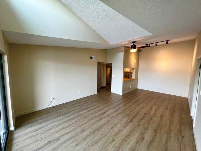 Building Photo - Beautifully Updated 2 Bedroom, 2 Bath Top ...