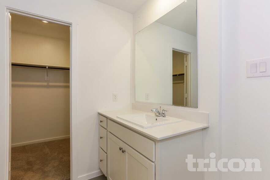 Building Photo - 15233 Rangeland Rd