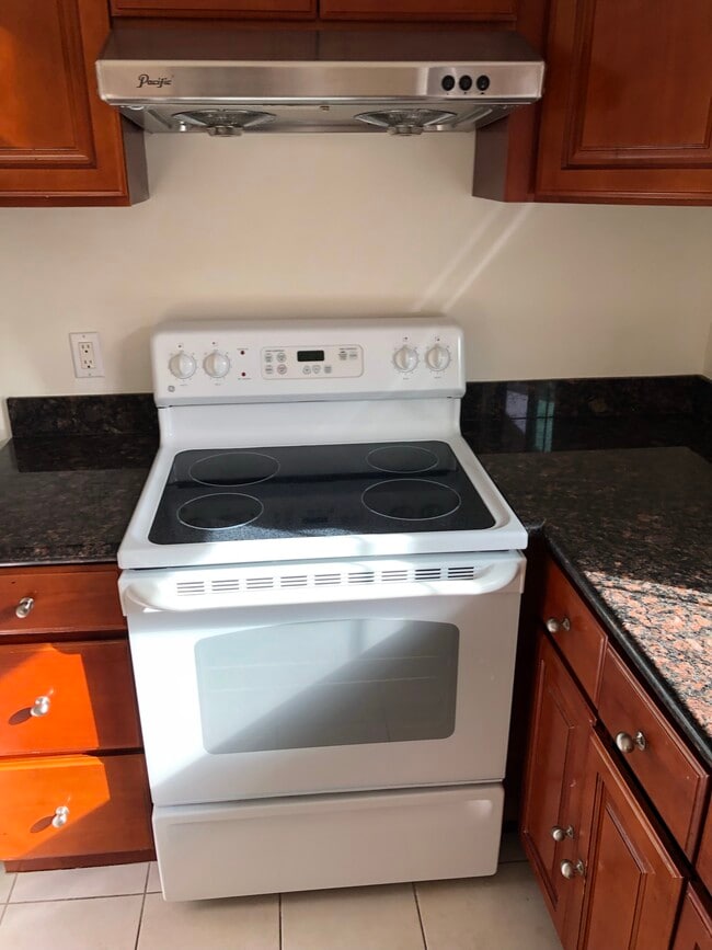 Building Photo - 818 Juno Ln