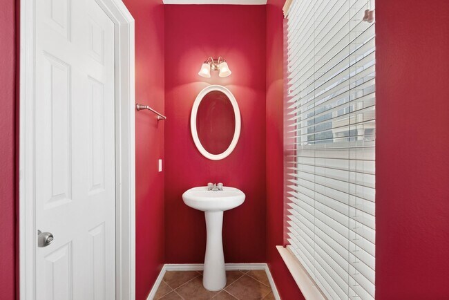 Building Photo - Come see this modern 3-story townhome in t...