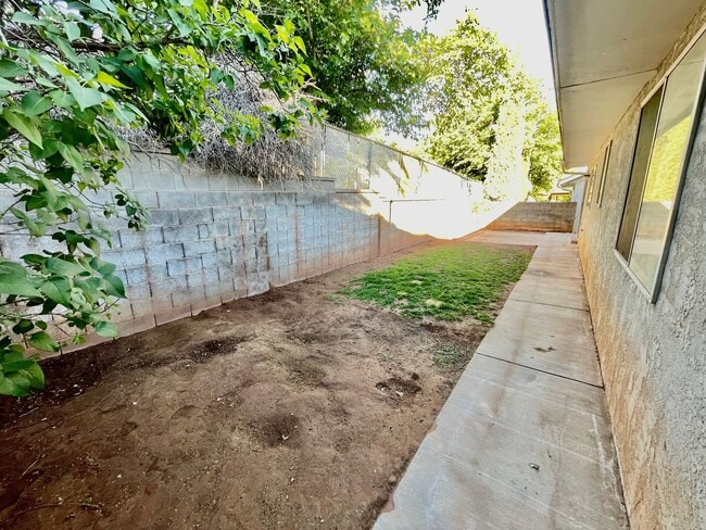 Building Photo - Adorable 3-BR Home with Garage and Amenities