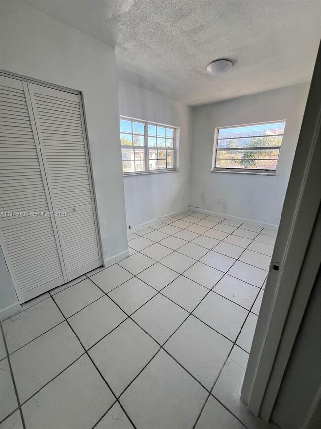 Building Photo - 608 SW 15th Ave