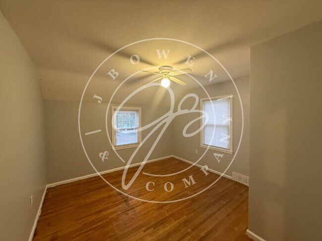 Building Photo - 3-Bedroom 1 1/2 Bathroom home in West Toledo with Hardwood Floors!