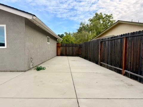 Building Photo - 3285 Oak Knoll Dr