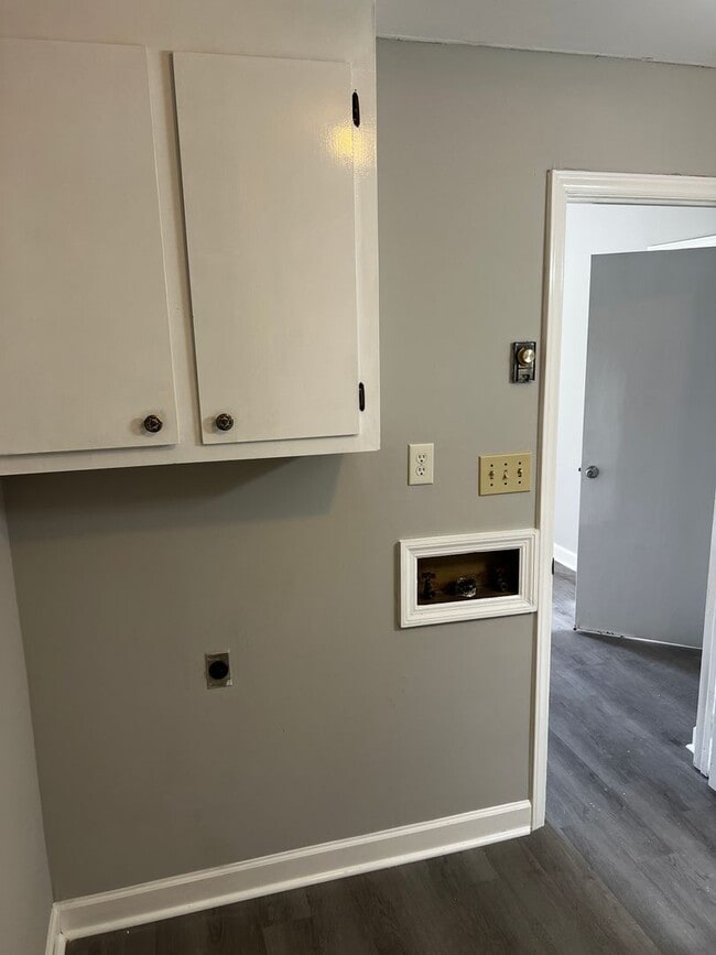 Building Photo - Newly Renovated 1 Bed/1 Bath Quadplex in C...