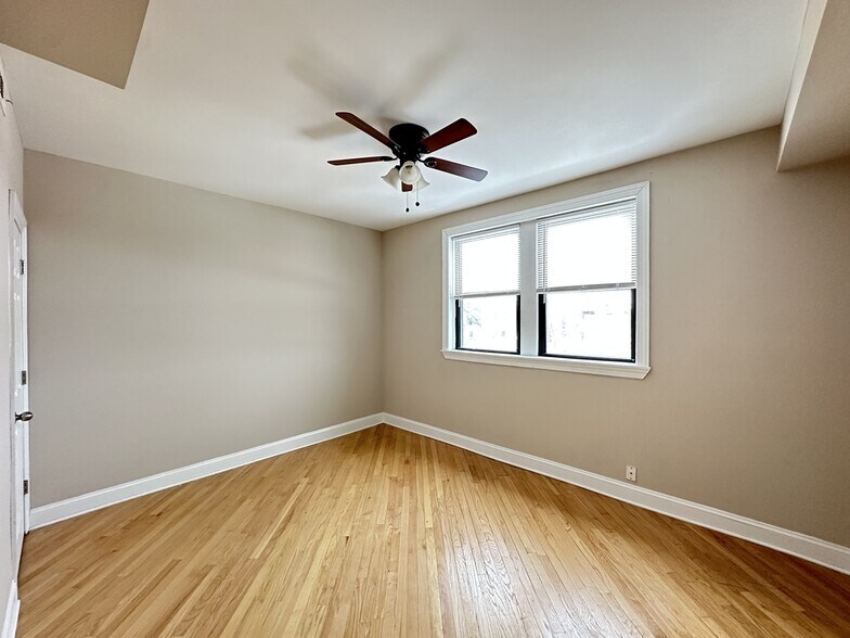 Building Photo - 901 Green Bay Rd