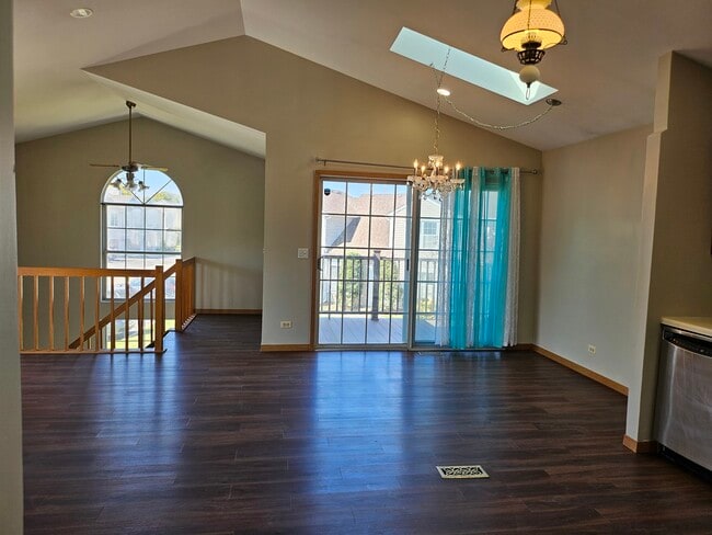 Building Photo - 640 Le Parc Cir