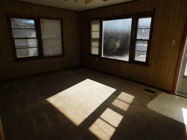 Building Photo - Cozy One Bedroom House in El Dorado!