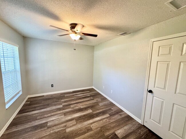 Building Photo - Spacious 3 Bedroom 2 Bath home, close to lake Minneola and Downtown Clermont