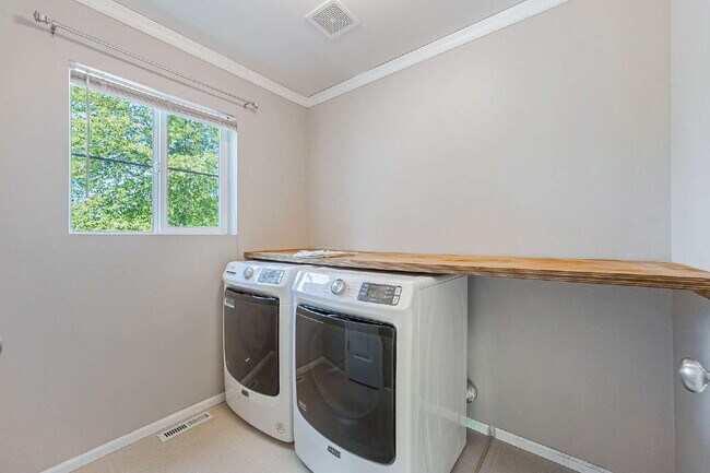 Building Photo - This is a beautiful property in the Savana...