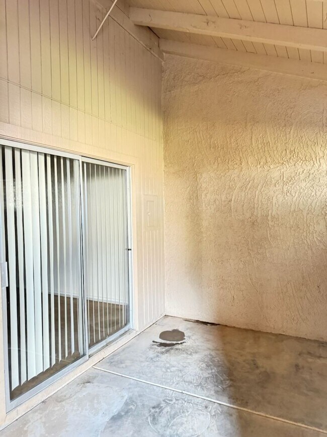 Building Photo - 2 Bedroom Chandler Condo Rental