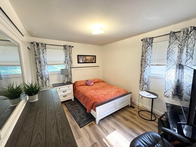Building Photo - 4644 Broadhurst Dr