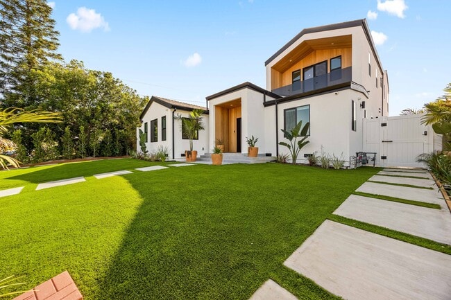 Building Photo - 212 W 64th St