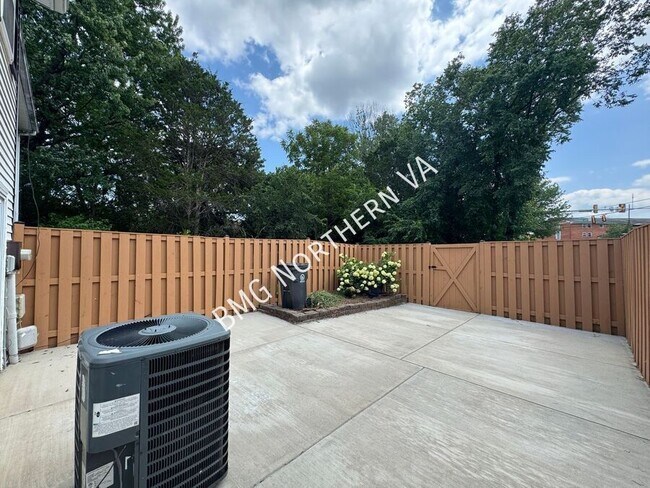 Building Photo - 8763 Bretton Woods Dr