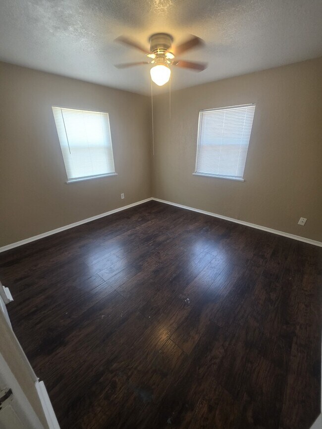 Building Photo - 711 Ruby Dr