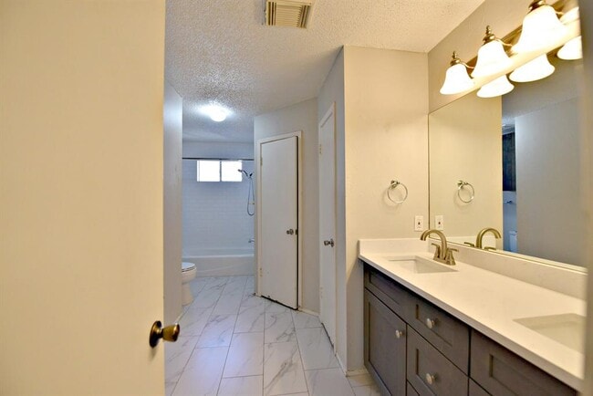 Building Photo - 12903 Humphrey Dr