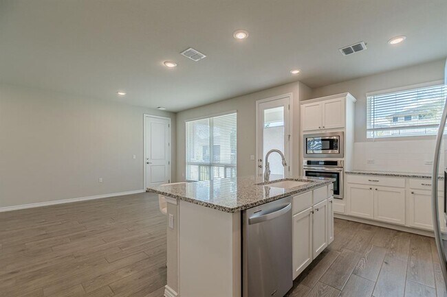 Building Photo - 127 Roaming Rock Trl