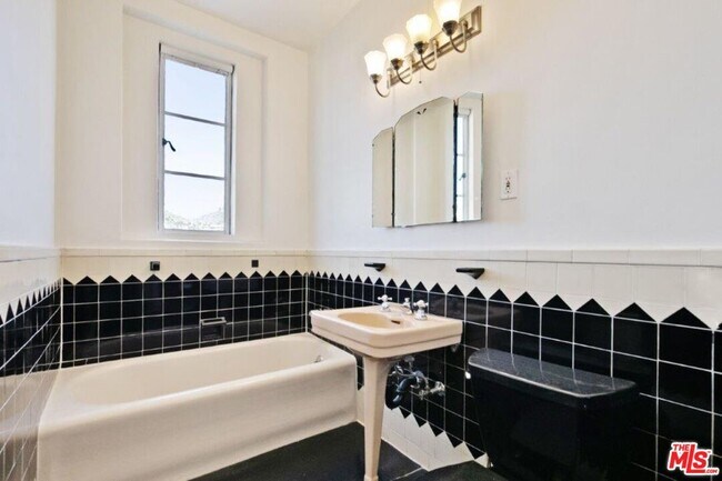 Building Photo - 1314 Hayworth Ave