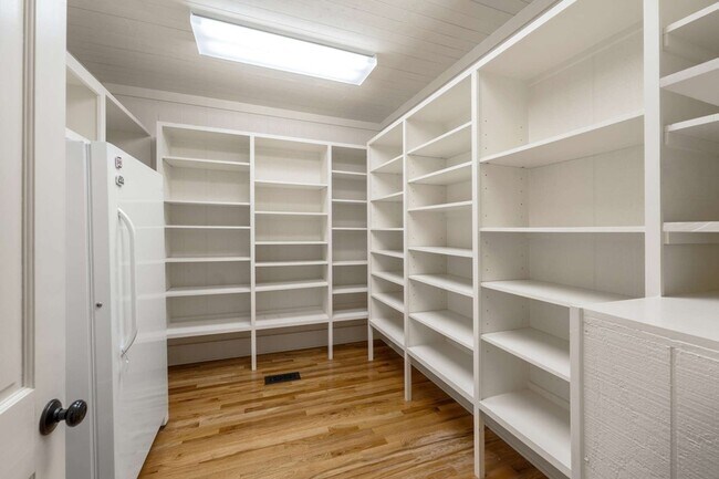 Building Photo - 405 Webb Rd W