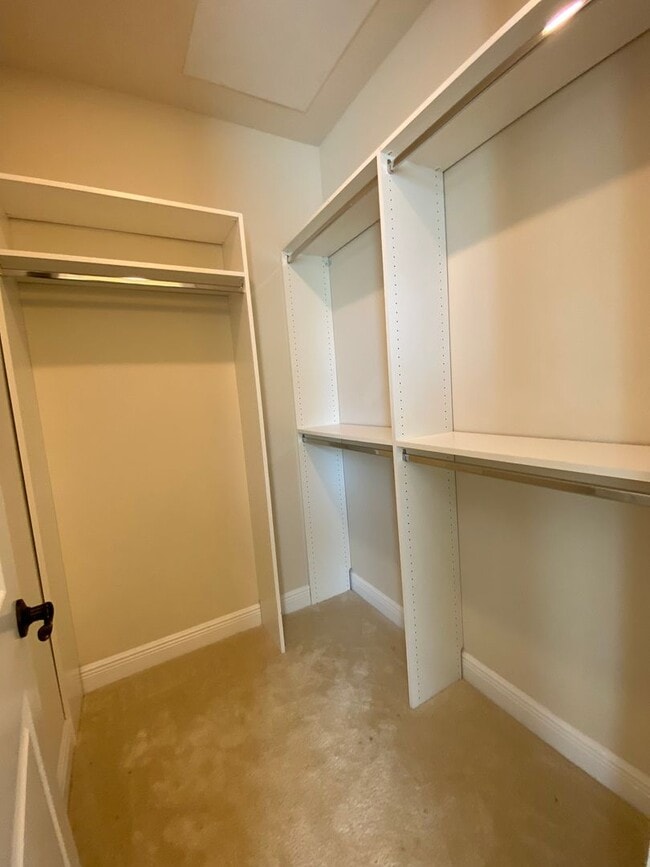 Building Photo - Exquisite 6-Bedroom Estate with Private Po...